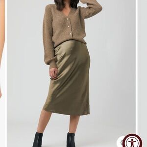Ingrid and Isabel - Lexie satin maternity skirt - ripe brand. Size small, olive